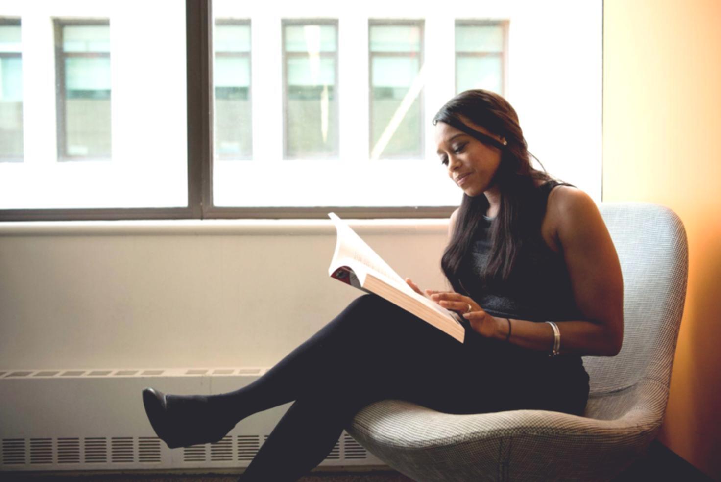 Análise detalhada de documentos financeiros e relatórios orçamentais sobre secretária