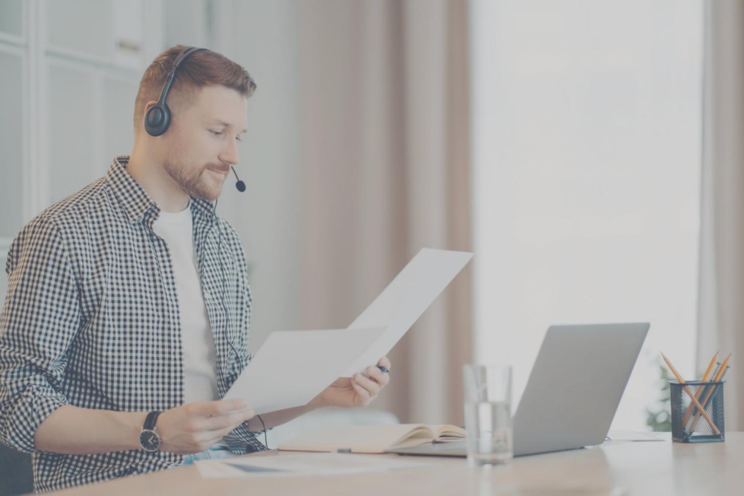 Equipa a trabalhar em análise financeira detalhada