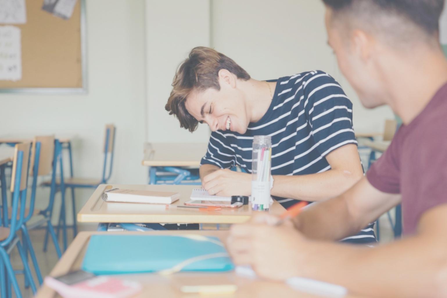 Profissional analisando variações orçamentais em ambiente de escritório