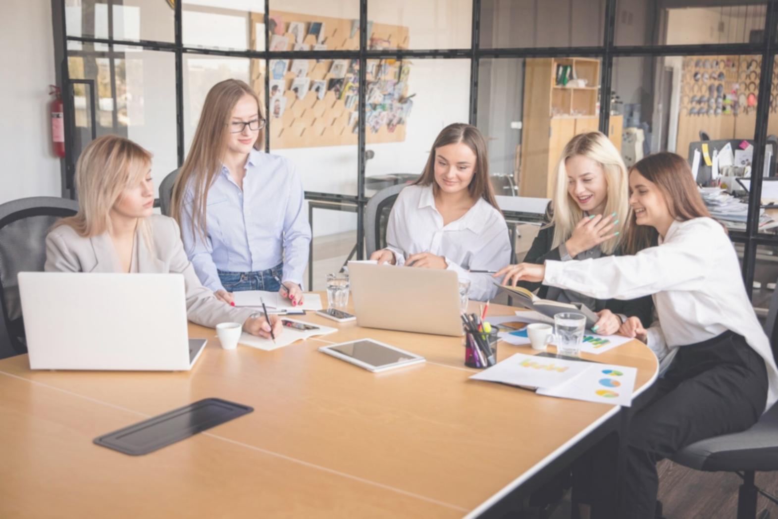 Análise detalhada de variância orçamental com gráficos e dados financeiros